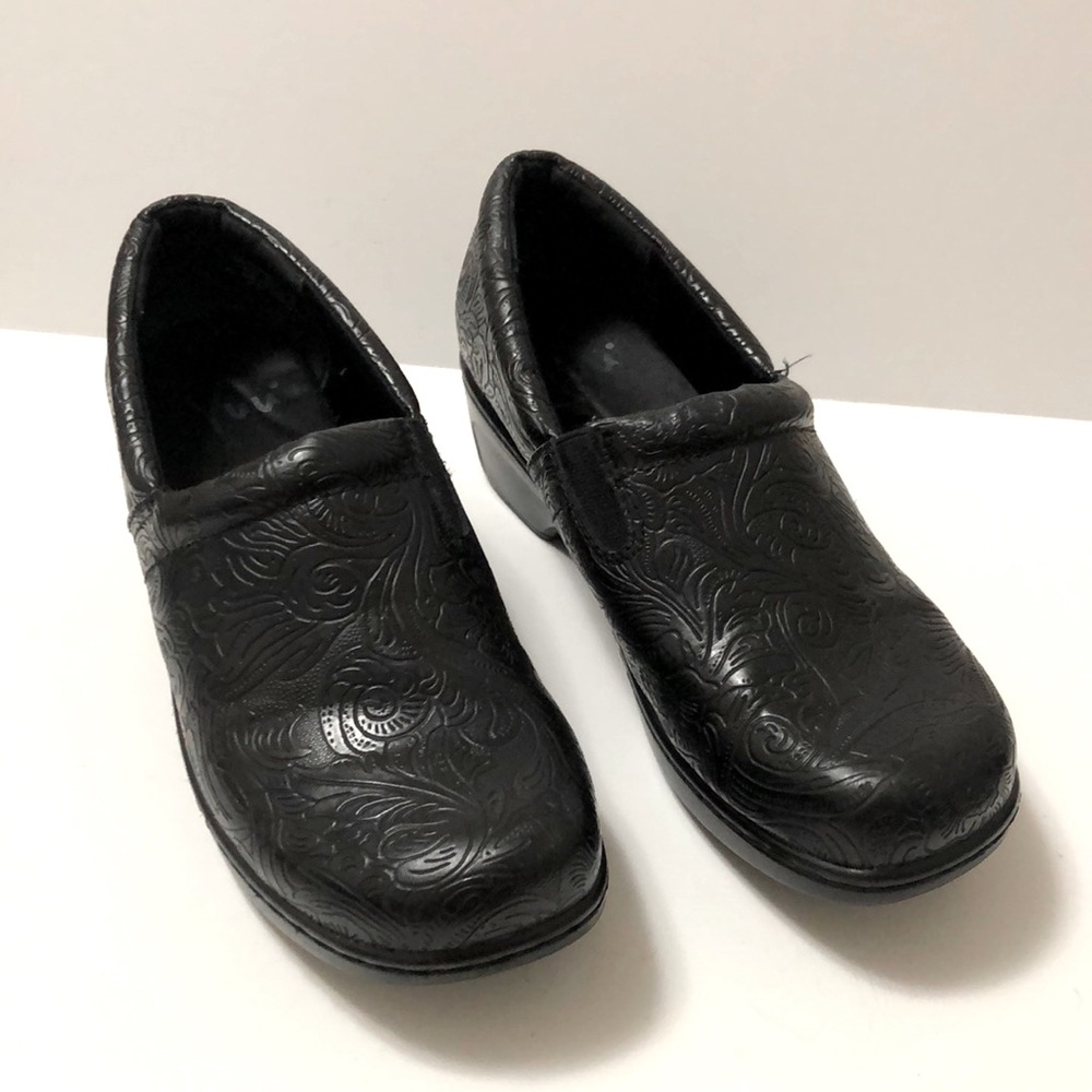 Yuu Bethanee Black Floral Clog size 9 M